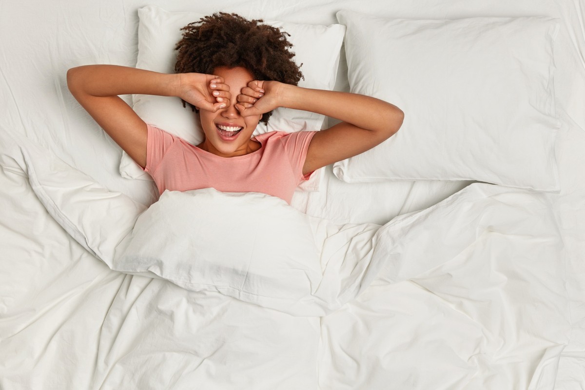 Durante a transição da menopausa, sono de qualidade se destaca como fator crucial para reduzir riscos cardíacos. (Foto: FreePik)