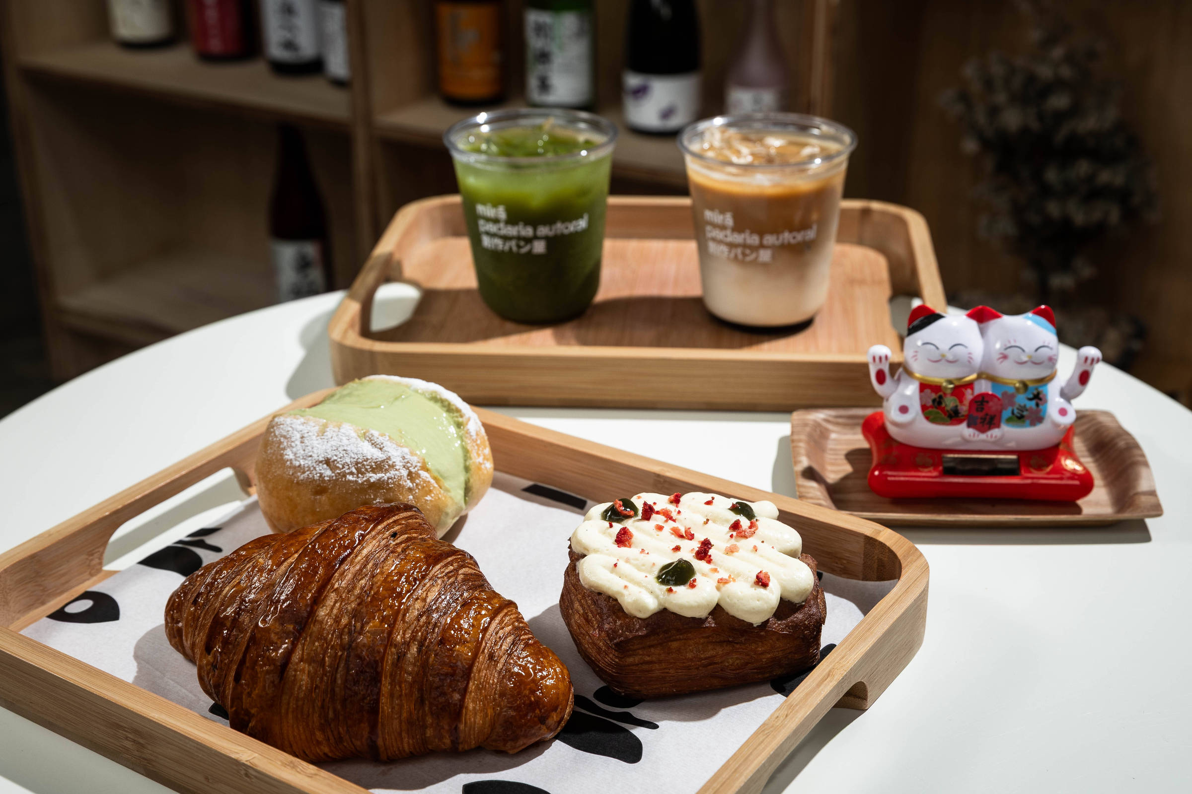 Descubra 35 opções de restaurantes, bares e cafés japoneses e coreanos em São Paulo Folhados e bebidas da padaria Mirá, de inspiração japonesa, em Pinheiros (Foto: Adriano Vizoni/Folhapress)