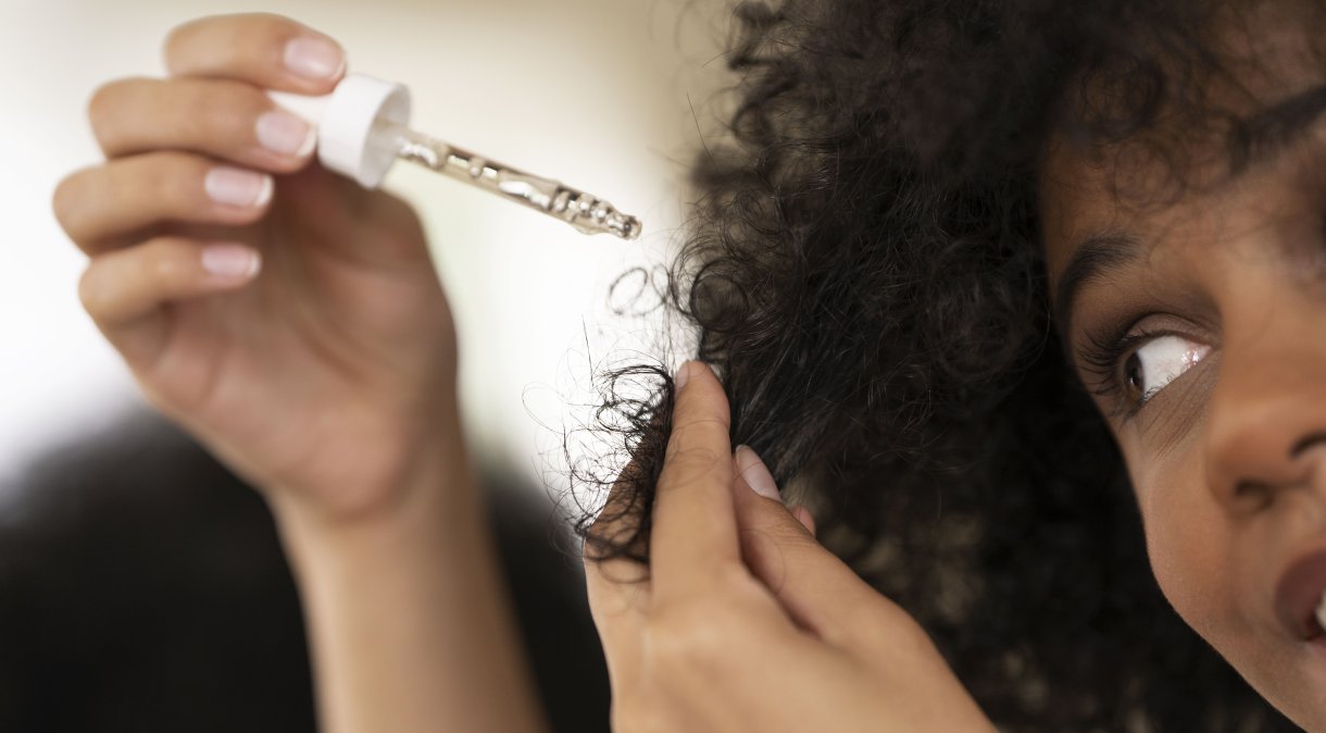 Queda de cabelo é normal, mas cuidados e alimentação são essenciais para a saúde capilar