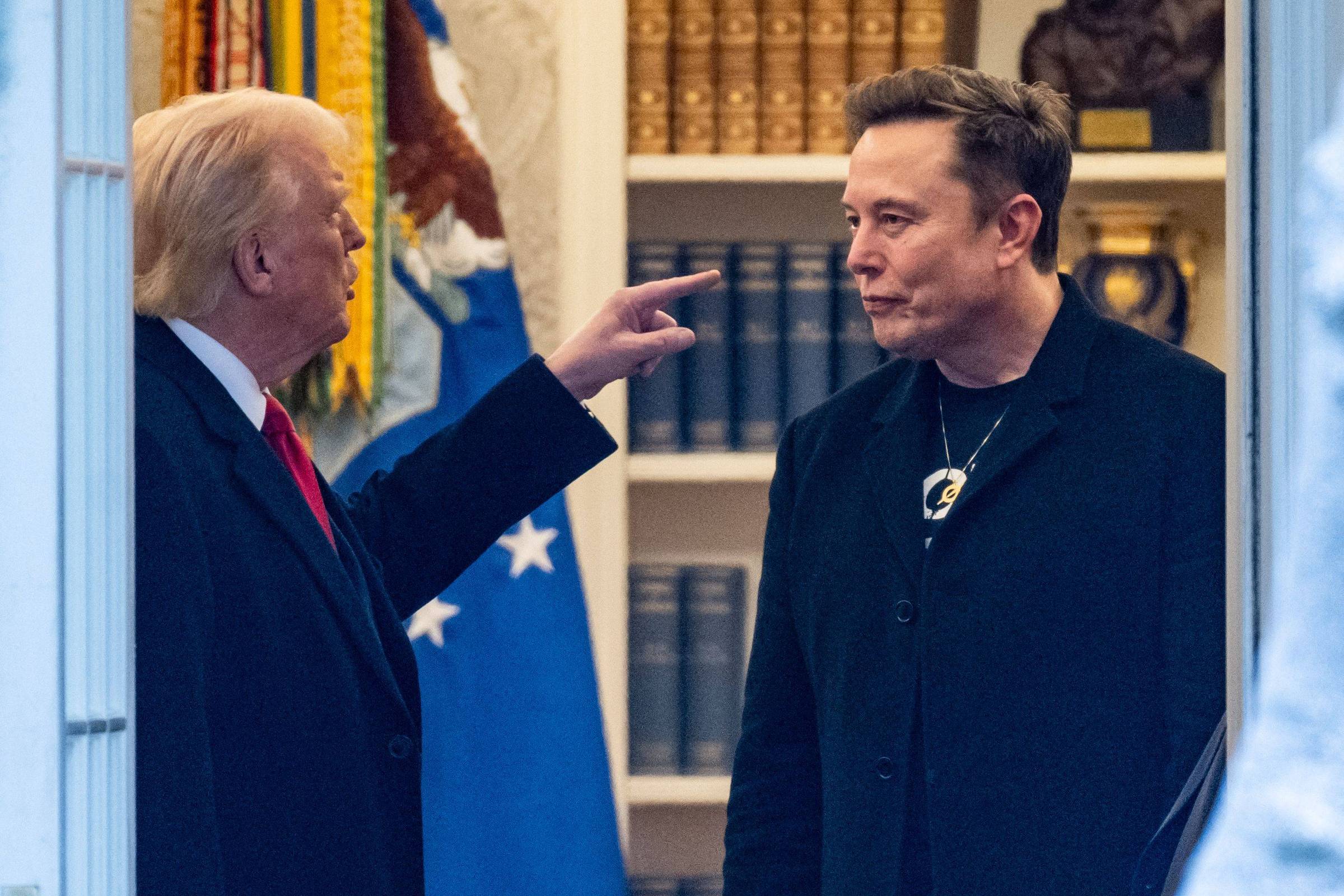 Elon Musk tenta proteger Tesla de influência de Trump e revela novas estratégias Trump e Musk conversam no Salão Oval da Casa Branca quando o empresário ainda fazia parte do governo do republicano (Foto: Roberto Schmidt/AFP)