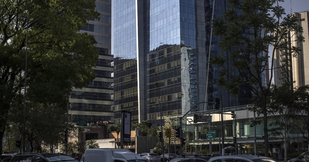 Av. Faria Lima, em São Paulo: depois que a inflação de julho ficou abaixo de todas as estimativas, os operadores do mercado passaram a atribuir chances maiores de corte da Selic já em dezembro. (Foto: Victor Moriyama/Bloomberg)