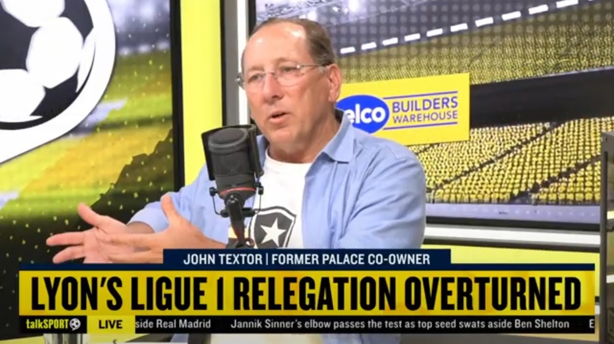 Textor responsabiliza órgão francês pela crise no Lyon e revela uso de recursos do Botafogo Textor durante entrevista ao podcast talkSPORT, do Reino Unido (Foto: Reprodução)
