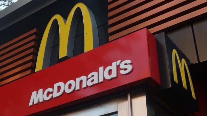 Um logotipo corporativo do McDonald's está pendurado acima da porta de um restaurante na Broadway, em Nova York, em 11 de junho de 2025. (Foto: Gary Hershorn | Corbis News | Getty Images)