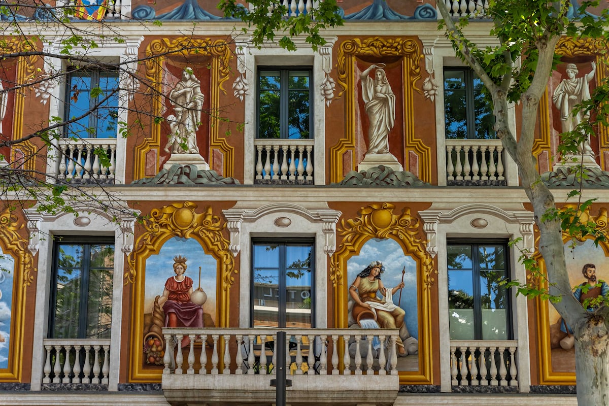 Descubra as 10 faces de Barcelona em uma jornada pelos seus diversos distritos Detalhe da fachada de um dos primeiros edifícios do Eixample barcelonês situado ao lado do pasaje de Permanyer. (Foto: Kike Rincón)