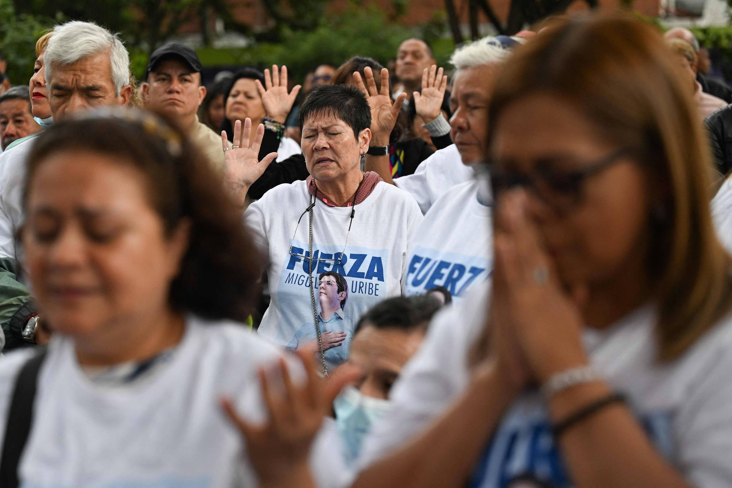 Pré-candidato baleado na Colômbia apresenta boa recuperação após tratamento Apoiadores realizam uma oração pela saúde do candidato presidencial colombiano Miguel Uribe, em Bogotá (Foto: Luis Acosta/AFP)