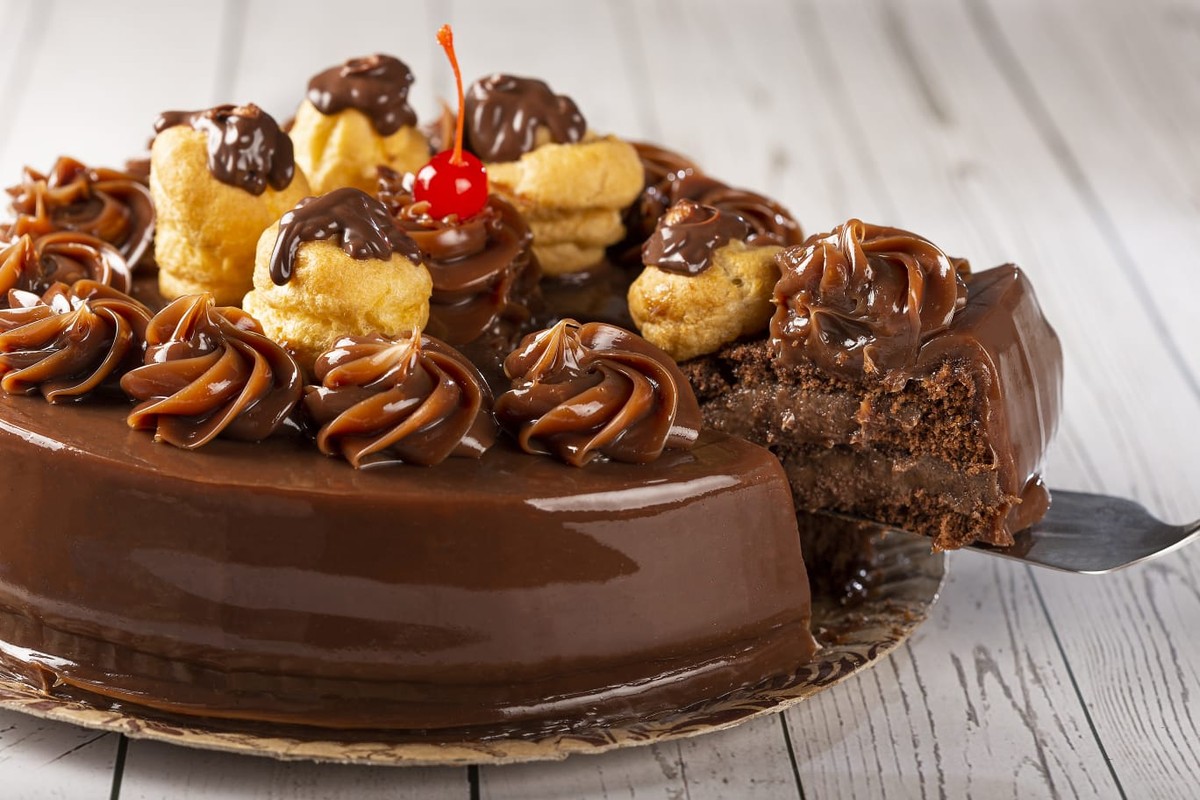 Dia Mundial do Chocolate traz tortas e cervejas especiais para os amantes da iguaria A torta bomba de chocolate da Amantícia leva massa de pão de ló de chocolate com dois recheios de brigadeiro gourmet — Foto: Divulgação