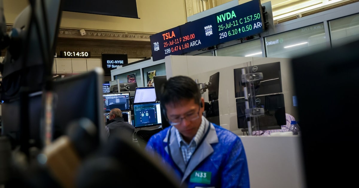 Ações globais operavam perto da estabilidade nesta terça-feira antes de balanços de big techs. (Foto: Michael Nagle/Bloomberg)