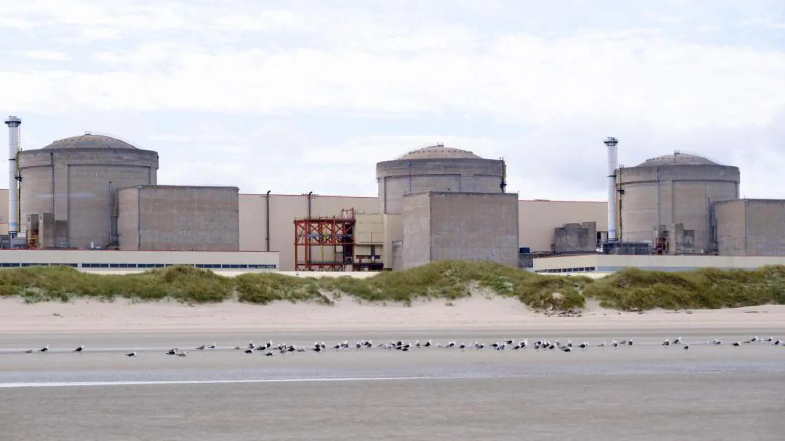 A usina nuclear de Gravelines é resfriada por um canal conectado ao Mar do Norte - Foto: Getty Images