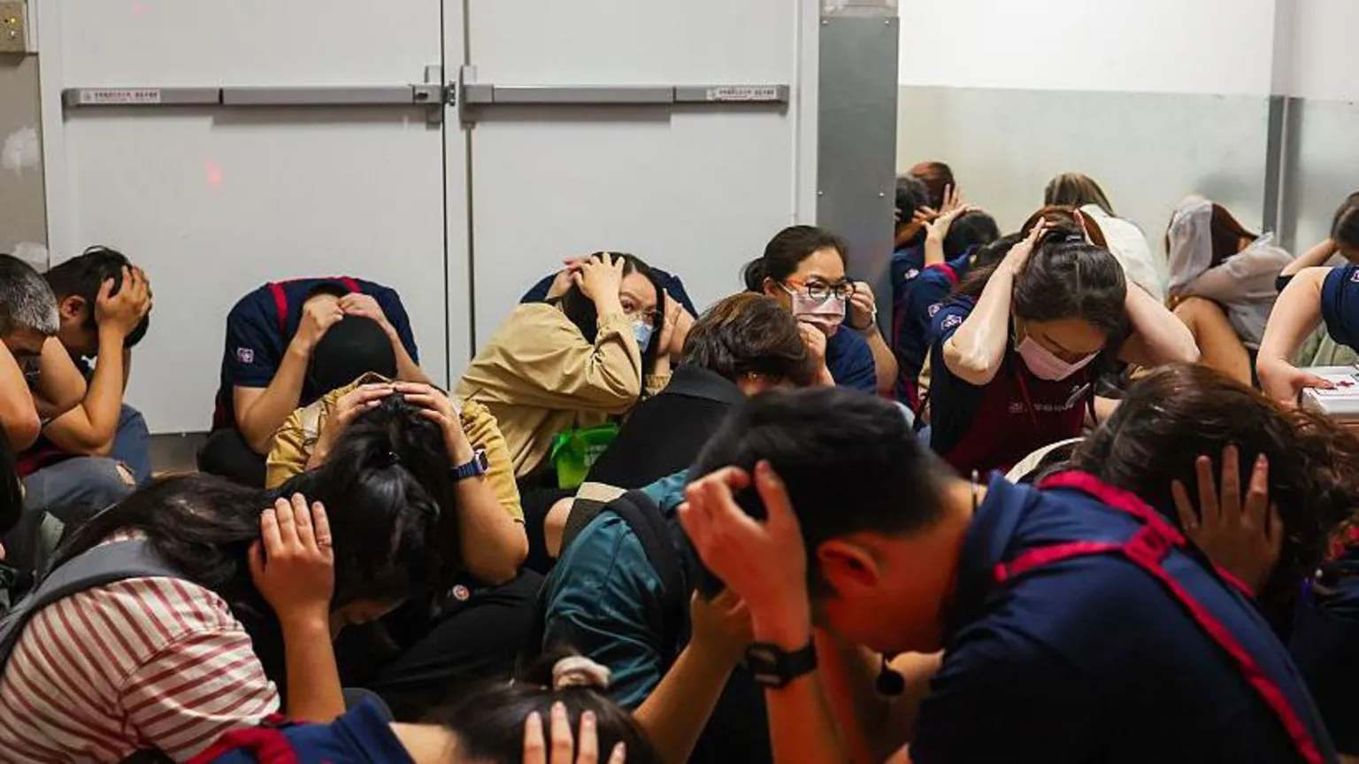 Taipei realiza simulação de evacuação para se preparar contra ameaça da China Voluntários ensaiaram como se proteger em um porão de supermercado durante um ensaio de ataque aéreo em Taipei no início deste mês (Foto: Getty Images)