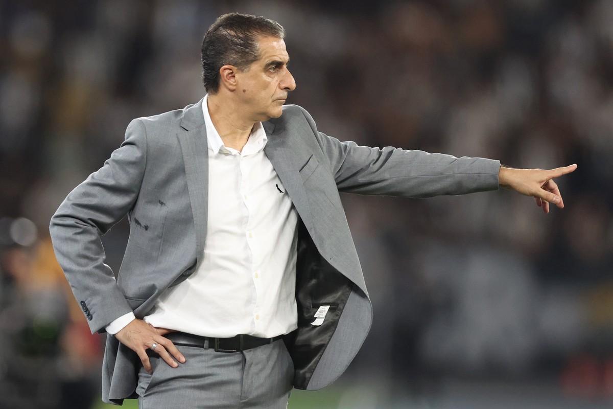 Renato Paiva dá orientações do Botafogo em vitória contra a Universidad do Chile (Foto: Vitor Silva/Botafogo)