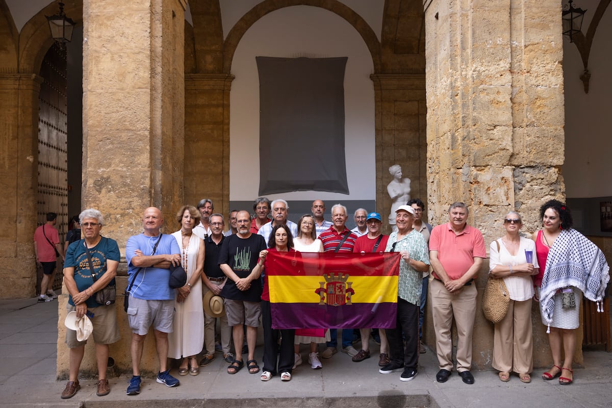 Universidade de Sevilla remove placa de Franco, mas ignora vítimas da repressão O grupo de professores da Universidade de Sevilla que lutou para que fosse removida uma placa de Franco do reitorado. (Foto: PACO PUENTES)