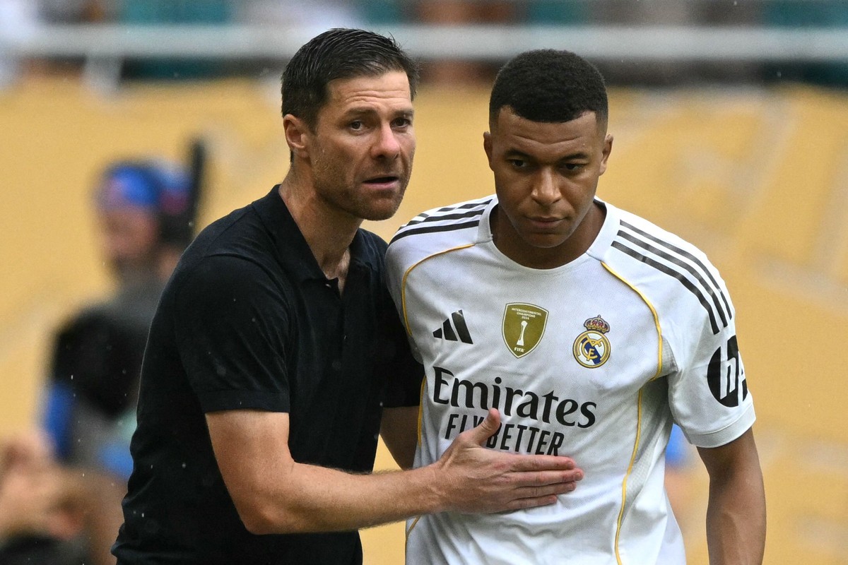 Real Madrid foca no Mundial e se destaca sob a liderança de Xabi Alonso Real Madrid conversa com Kylian Mbappé antes de atacante estrear no Mundial (Foto: CHANDAN KHANNA / AFP)