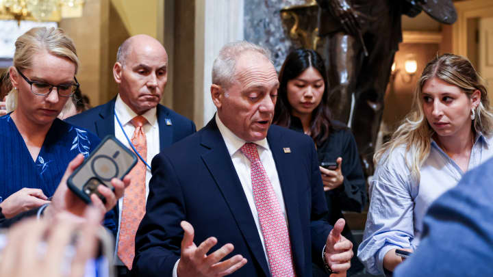 Regulação de criptomoedas enfrenta novos obstáculos no Congresso dos Estados Unidos O representante Steve Scalise, um republicano da Louisiana, ao centro, fala com membros da mídia no Statuary Hall do Capitólio dos EUA em Washington, DC, EUA, na quarta-feira, 16 de julho de 2025. (Foto: Valerie Plesch | Bloomberg | Getty Images)