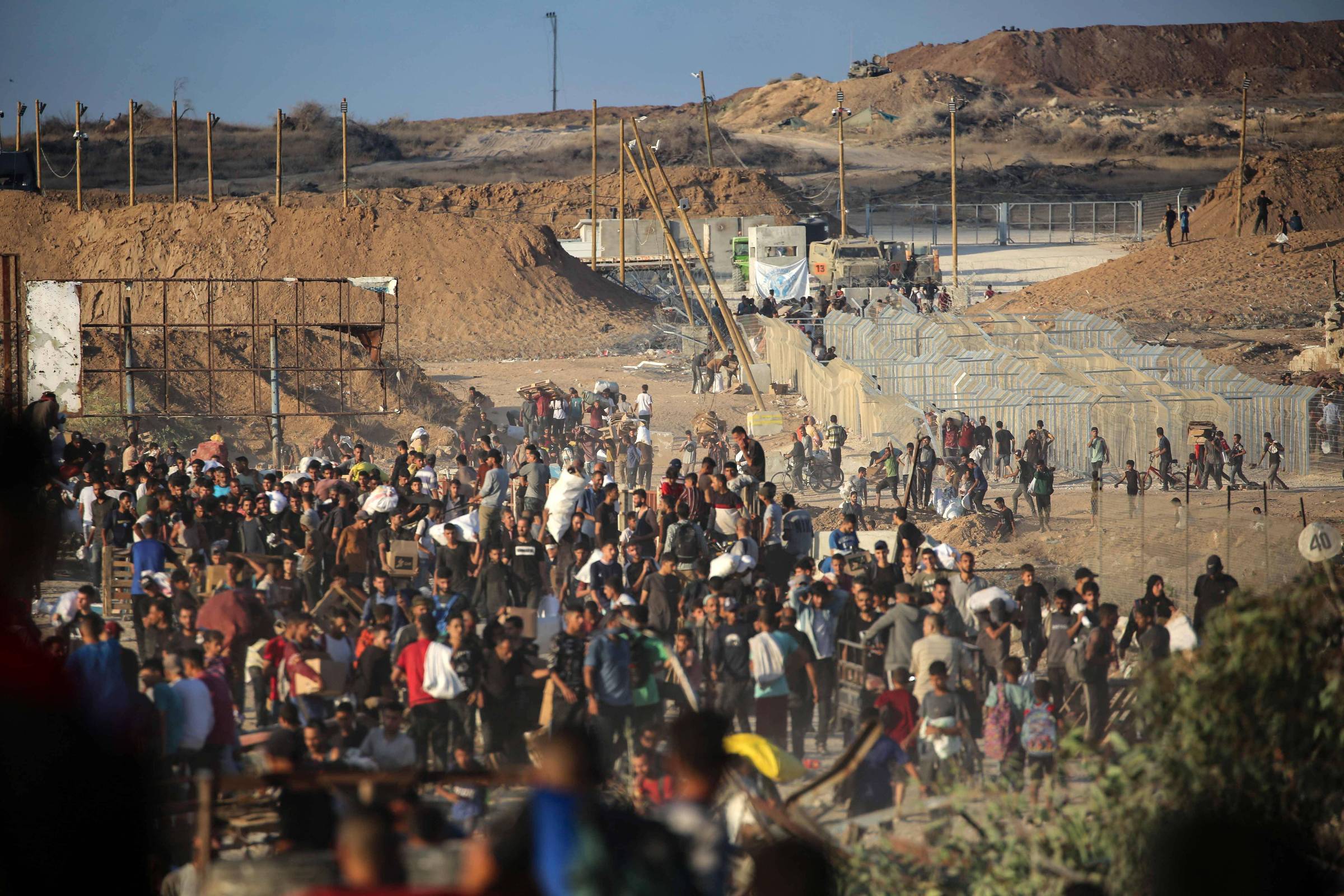 Israel investiga se soldados dispararam contra civis em busca de comida em Gaza Palestinos buscam comida em posto da Fundação Humanitária de Gaza no campo de Nuseirat (Foto: Eyad Bab - 25.jun.2025/AFP)