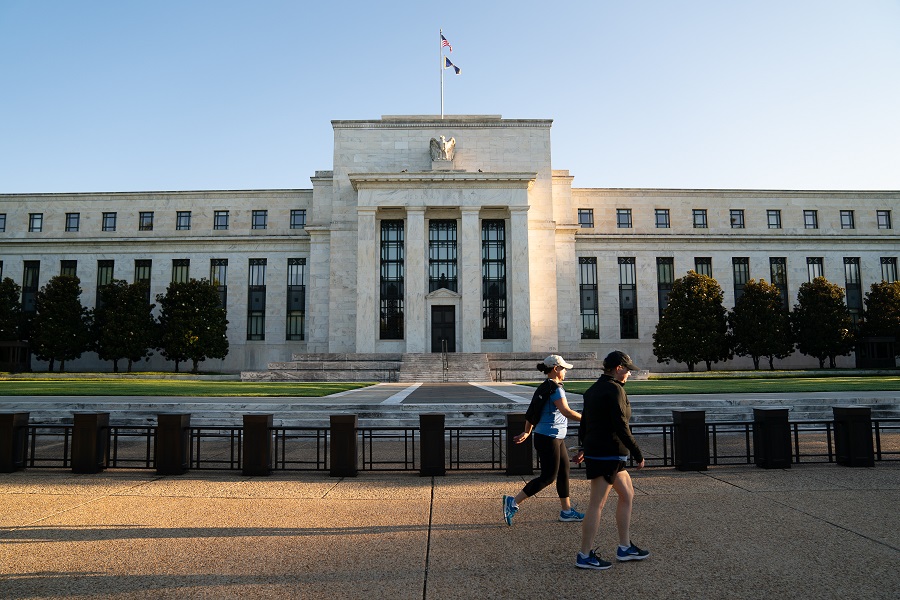 Corredores passam pelo edifício do Federal Reserve Marriner S. Eccles em Washington, DC. (Foto: Erin Scott/Bloomberg)