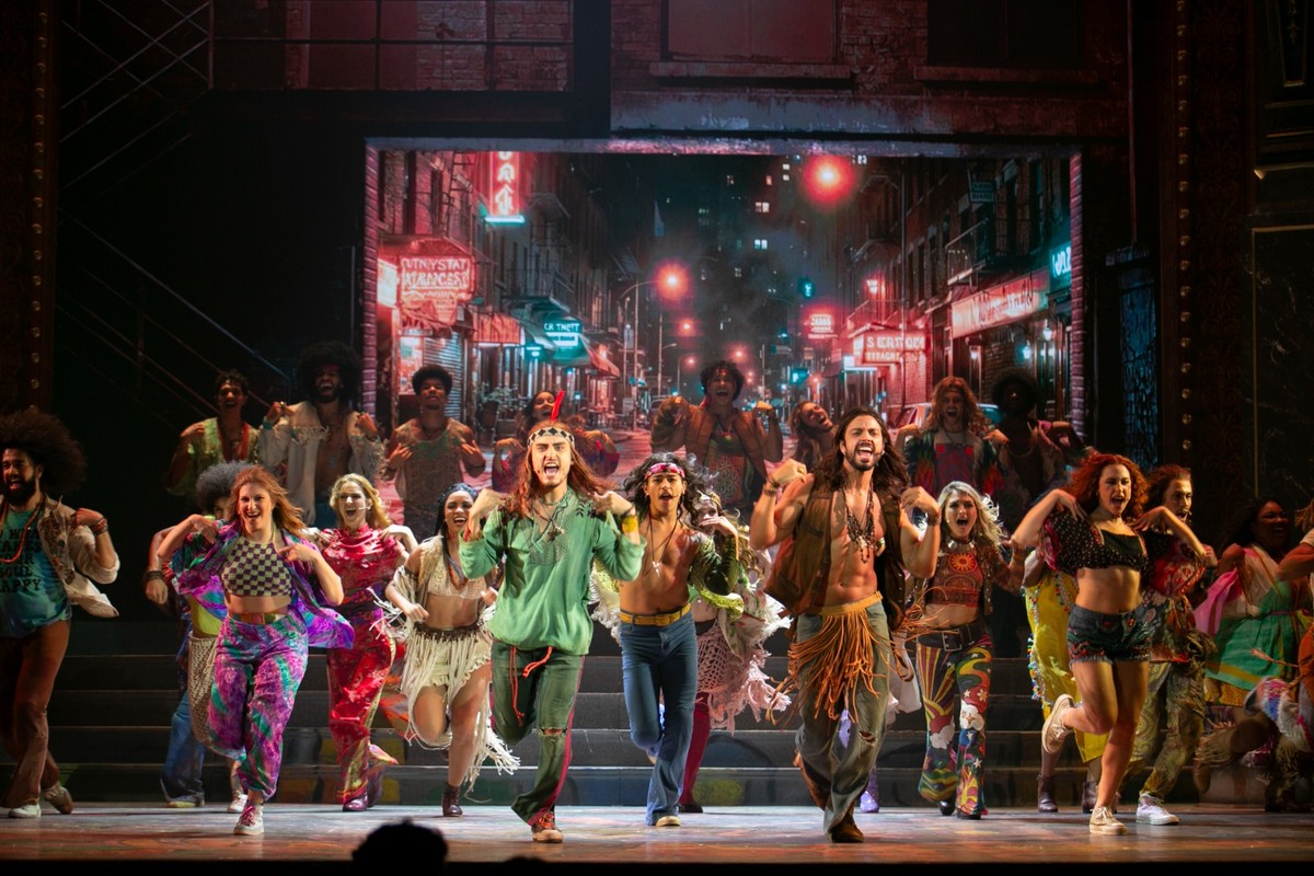 Rodrigo Simas e Eduardo Borelli apresentam 'Hair', o clássico do movimento hippie 'Hair' conta com elenco de 30 integrantes, que interpretam membros de tribo hippie em Nova York (Foto: Divulgação/Mateus Cony)