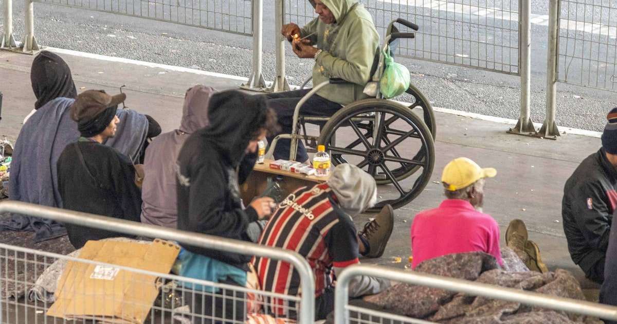 Usuários de droga se misturam a moradores de rua sob o Minhocão (Foto: Daniel Teixeira/Estadão)