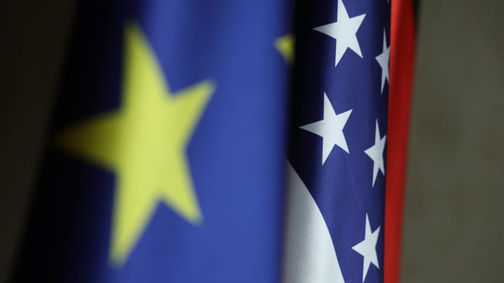 Mercados globais enfrentam semana decisiva com prazos de negociação e crise do petróleo Bandeiras da União Europeia e dos Estados Unidos. (Foto: Sean Gallup | Getty Images News | Getty Images)