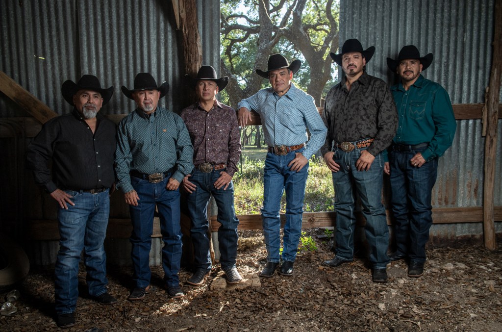 Intocable conquista 21ª posição de destaque nas paradas de música mexicana Intocable's "Mi Gusta Mi Vida" é o número 1 na parada de Airplay Regional Mexicano, tornando-se o 21º da banda a alcançar o topo da lista. (Foto: Reprodução)