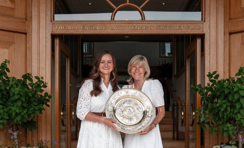 Krejcikova celebra título ao revisitar troféu e quadra central do torneio Foto: Reprodução