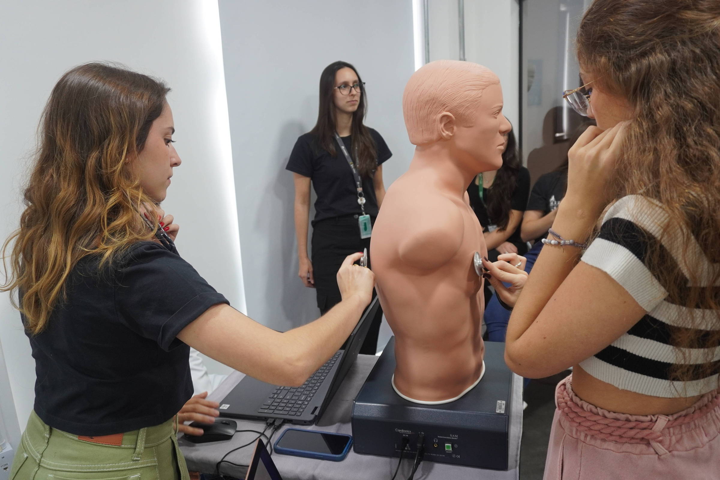 Santa Casa divulga inscrições para vestibular 2026; confira datas e detalhes Alunas durante atividade na Faculdade de Ciências Médicas da Santa Casa de São Paulo (Foto: Michel Vieira - 16.out.24/Marketing/FCMSCSP)