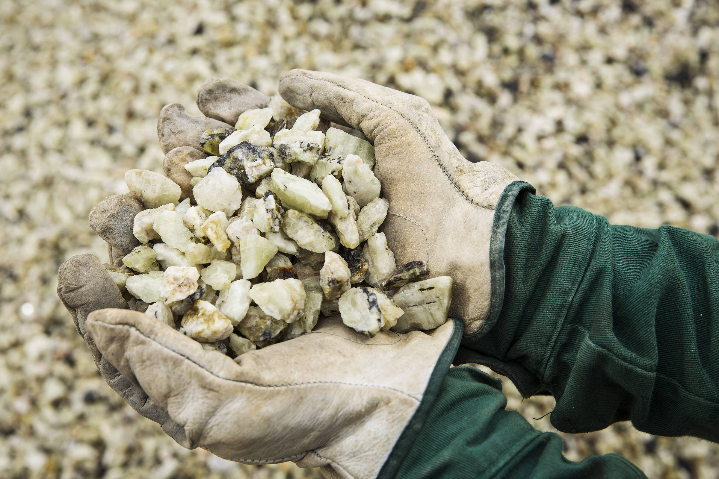 Brasil propõe renúncia fiscal para impulsionar mineração de minerais críticos Produção de lítio no Vale do Jequitinhonha, em MG (Foto: Eduardo Knapp/Folhapress)