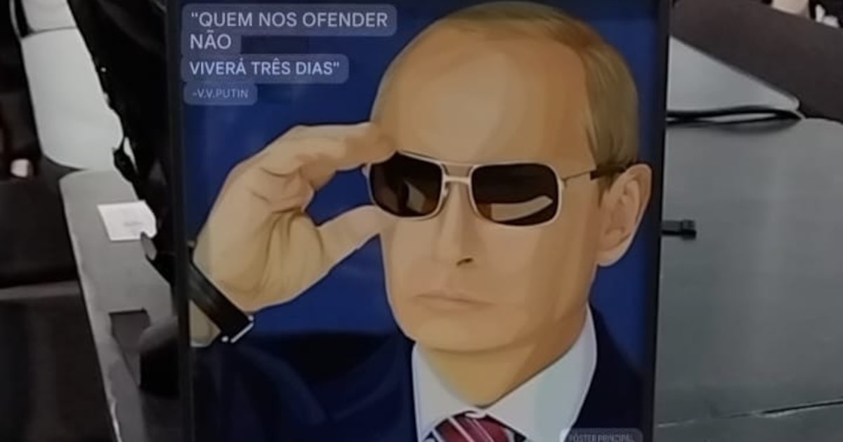 Russos fazem propaganda com quadros de Putin e até ameaça no Brics: 'Quem nos ofender não viverá' (Foto: Felipe Frazão/Estadão)