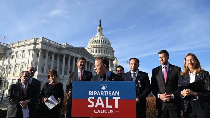 O representante dos EUA Josh Gottheimer, D-NJ, fala durante uma coletiva de imprensa sobre o Caucus SALT do lado de fora do Capitólio na quarta-feira, 8 de fevereiro de 2023, em Washington, DC. (Foto: Matt McClain | The Washington Post | Getty Images)