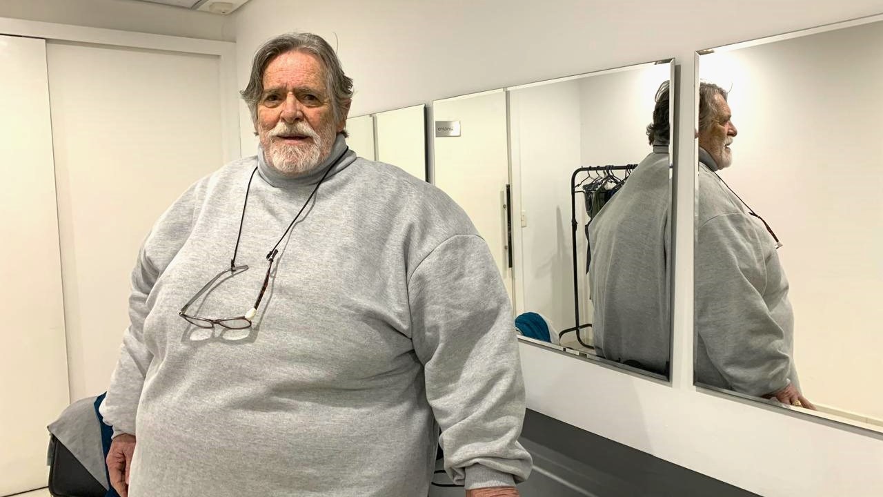 José de Abreu no camarim da peça 'A Baleia' (Foto: Reprodução/VEJA)