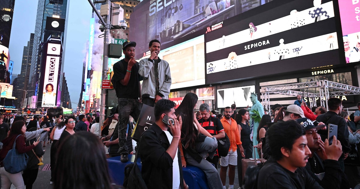 Cidades brasileiras disputam título de 'Times Square' em competição acirrada Movimentação no entorno da Times Square, em Nova York (Foto: Angela Weiss/AFP)