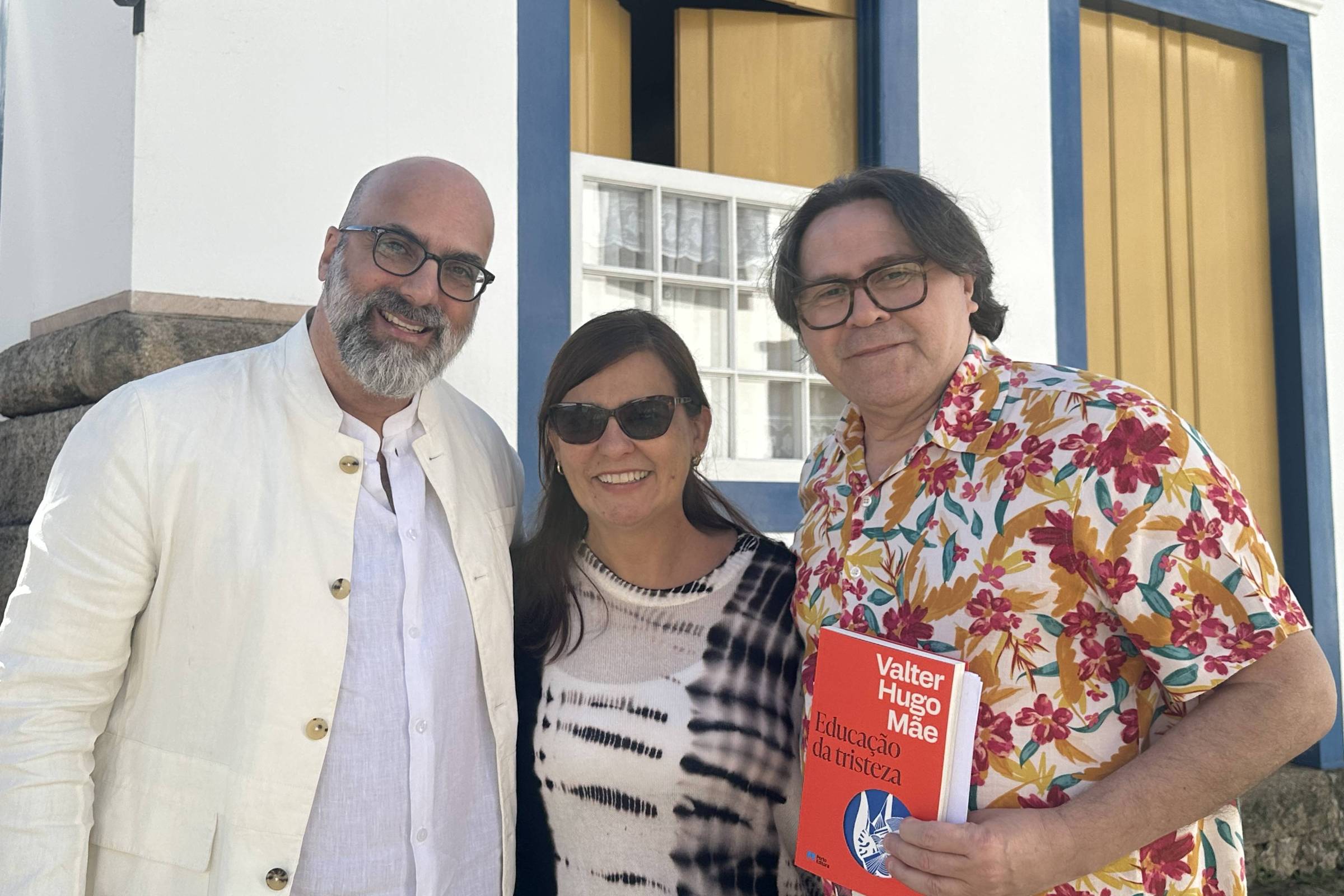 Valter Hugo Mãe cria arte exclusiva para o pôster da Mostra Internacional de Cinema O escritor Valter Hugo Mãe, a diretora da Mostra Internacional de Cinema de São Paulo, Renata de Almeida, e o escritor Marcelino Freire na Flip (Foto: Cris Guzzi/Divulgação)