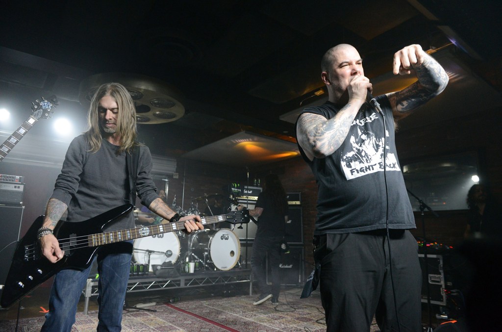 Pantera cancela shows para homenagear Ozzy Osbourne Pantera cancelou vários shows futuros e adiou outros após a morte de Ozzy Osbourne. (Foto: Reprodução)