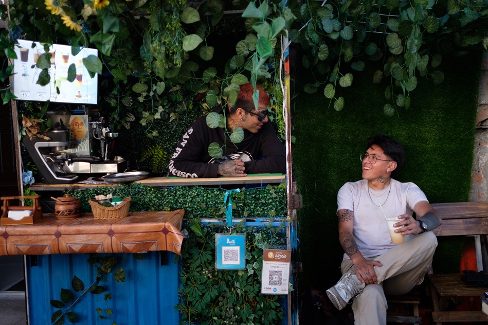 Um cliente segurando um código QR de criptomoedas da Binance em uma loja em La Paz. (Foto: Manuel Seoane/Bloomberg)