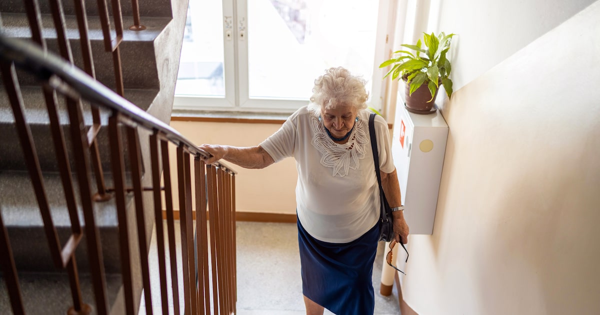 As quedas são a segunda causa de morte relacionada a ferimentos entre adultos com 65 anos ou mais. A recomendação é que pessoas idosas realizem rotineiramente testes de equilíbrio e mobilidade. (Foto: pikselstock/Adobe Stock)
