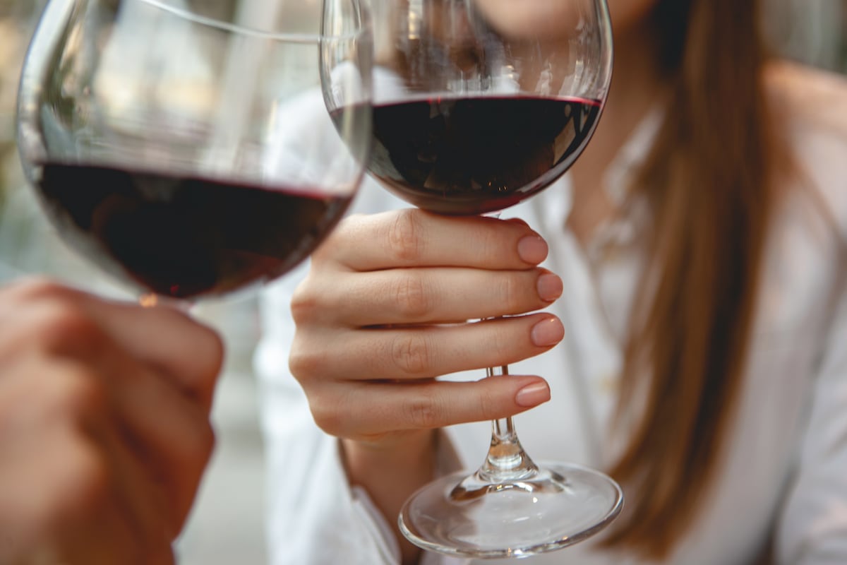 Jovens reduzem consumo de vinho e celebram novas escolhas saudáveis O consumo entre jovens está mudando e o setor do vinho busca soluções. (Foto: webphotographeer/Getty Images/iStockphoto)