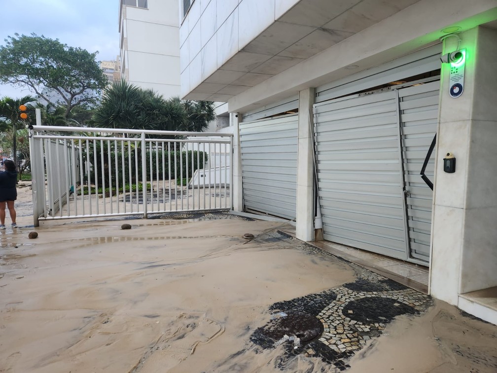 Portão de prédio foi danificado pela água do mar (Foto: Raoni Alves/g1)
