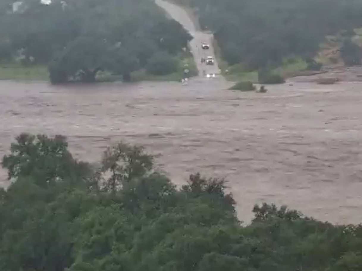 "Sobrevivente relata pânico e fé durante enchentes devastadoras no Texas" O Rio Llano transbordou com a água da enchente no Condado de Llano, Texas, em 4 de julho (Foto: Reprodução/Twitter)