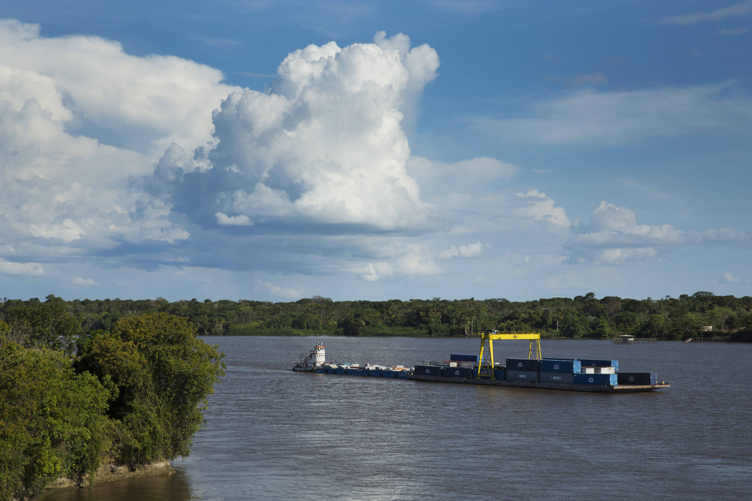BNDES investe R$ 345 milhões na construção de 60 balsas para descarbonização no Norte Balsa transportando carretas navega pelo rio Amazonas, em frente ao Porto de Santana no Amapá (AP) (Foto: Lalo de Almeida - 20.dez.2014/Folhapress)
