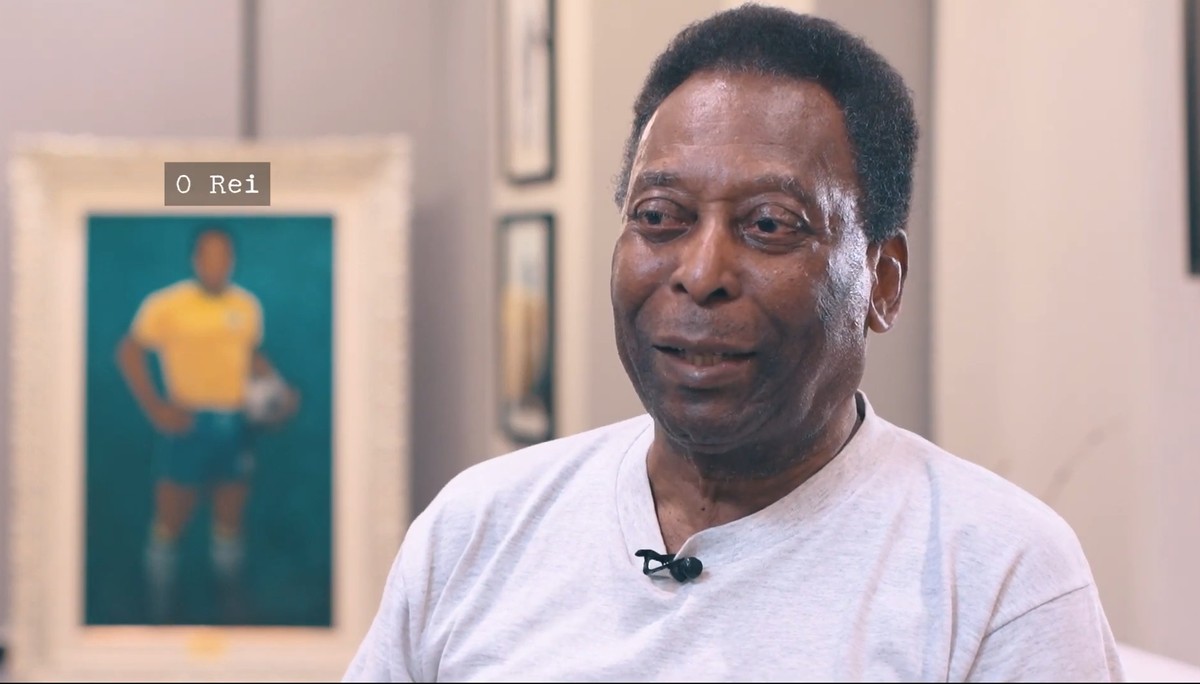 Craques do futebol revelam a relação entre esporte e democracia em novo documentário Pelé em cena do documentário 'Placar, a revista militante', que estreia em agosto (Foto: Reprodução)