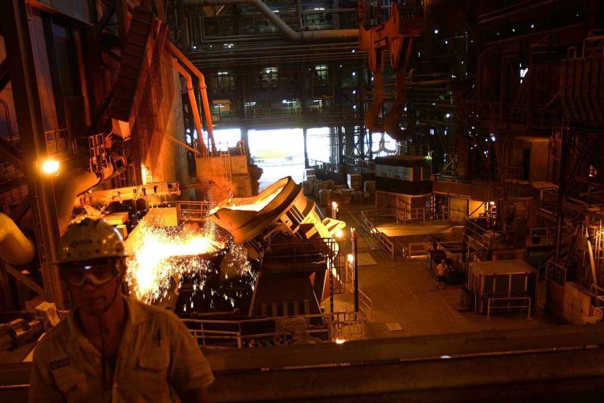 Companhias chinesas adquirem minas para assegurar suprimentos essenciais ao mundo Aciaria da CSN (Companhia Siderúrgica Nacional), onde é feita a transformação de ferro líquido em aço líquido, em Volta Redonda (RJ); empresa tem China entre clientes (Foto: Antônio Gaudério - 8.set.2006/Folhapress)