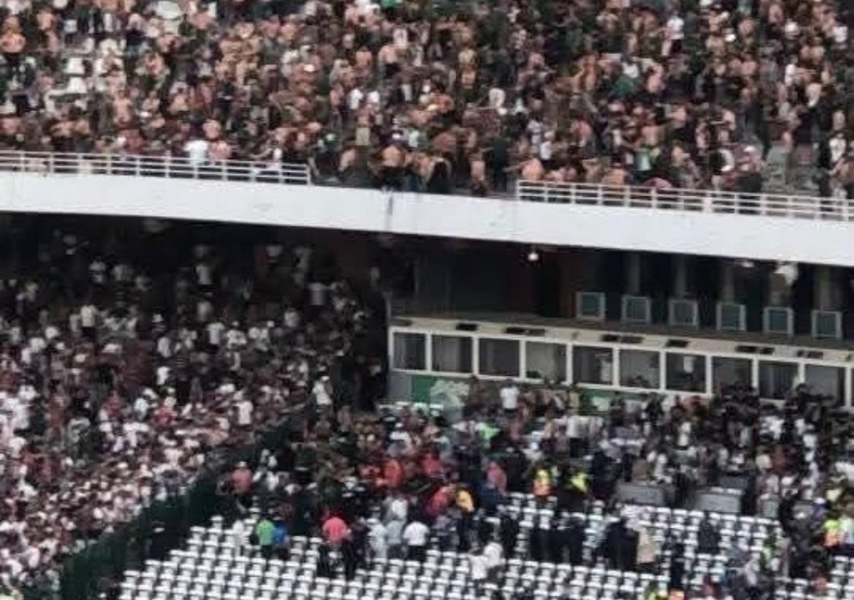 Um torcedor morre e onze ficam feridos após proteção de arquibancada de estádio cair, na Argélia (Foto: Reprodução)