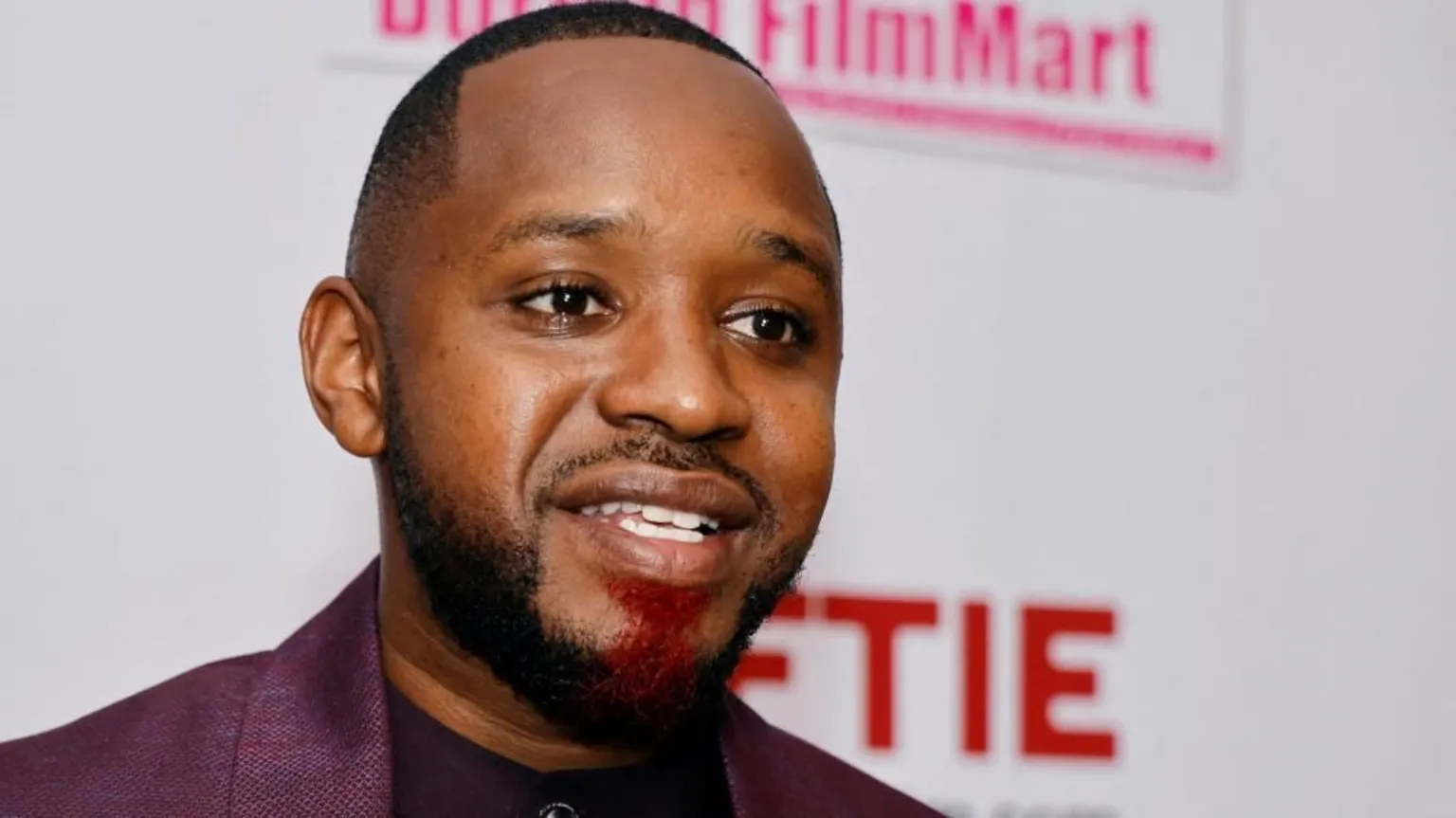 Ativista queniano é acusado de terrorismo após protestos pacíficos Boniface Mwangi é um conhecido ativista e tem estado envolvido em muitos protestos (Foto: Reuters)