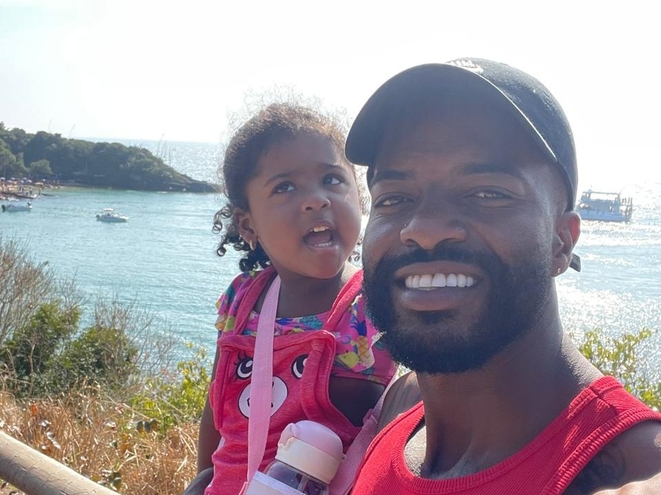 Pai solo enfrenta desafios após perder esposa e filha, cuidando de menina autista Alan e Lívia; esposa morreu pouco antes de a menina fazer 1 ano (Foto: Arquivo pessoal)