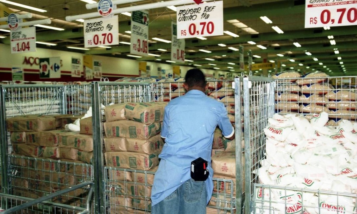 A travessia do tempo revela segredos de civilizações antigas Com a implementação do Plano Real, a relação do brasileiro com o dinheiro mudou. O que antes custava centenas de cruzeiros reais passou a valer centavos de real (Foto: William de Moura / Agência O Globo)