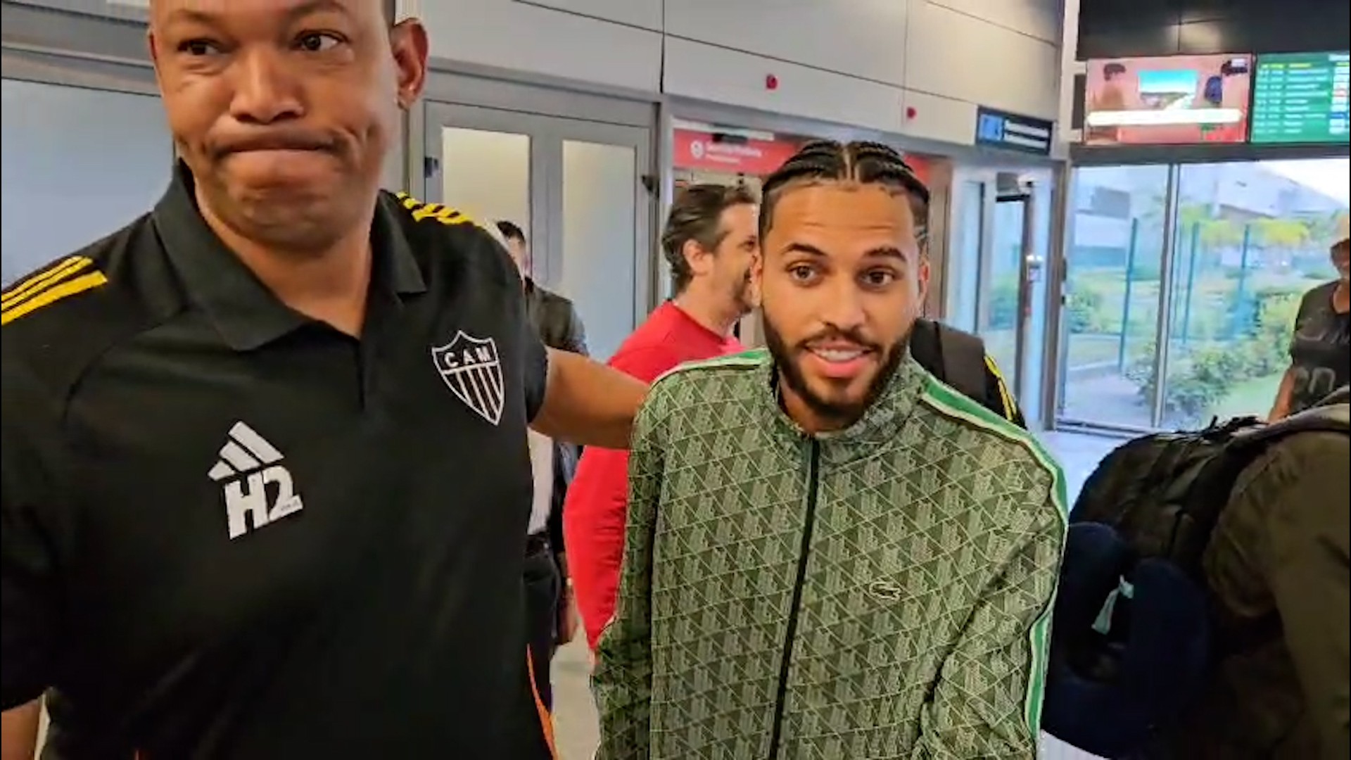 Alexsander desembarca em Belo Horizonte para negociar com o Atlético-MG Foto: Reprodução