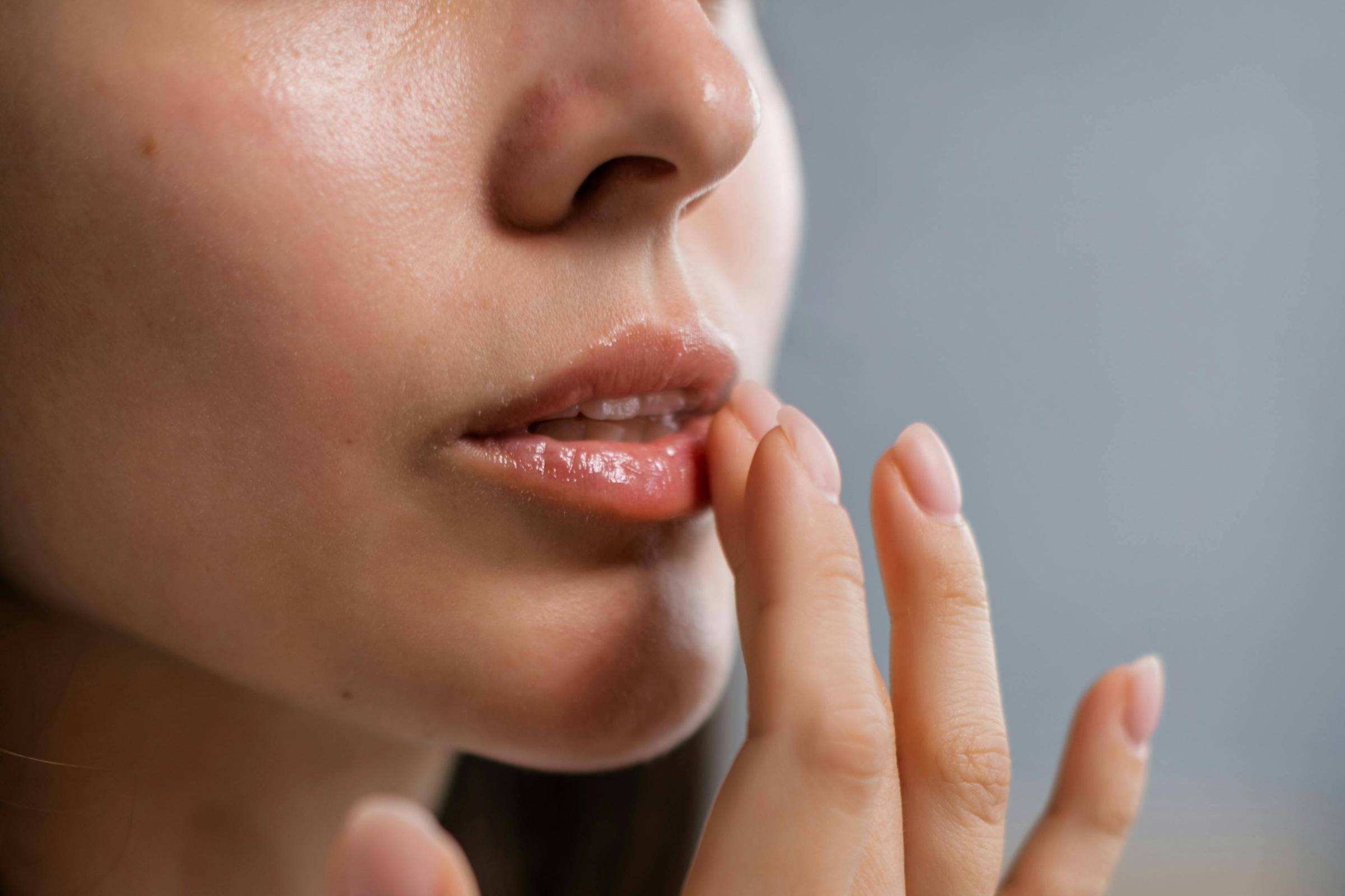 Lip Oils são uma opção emoliente para quem quer hidratar os lábios no frio, deixando uma aparência brilhosa e não pegajosa (Foto: Alena Darmel/Pexels)