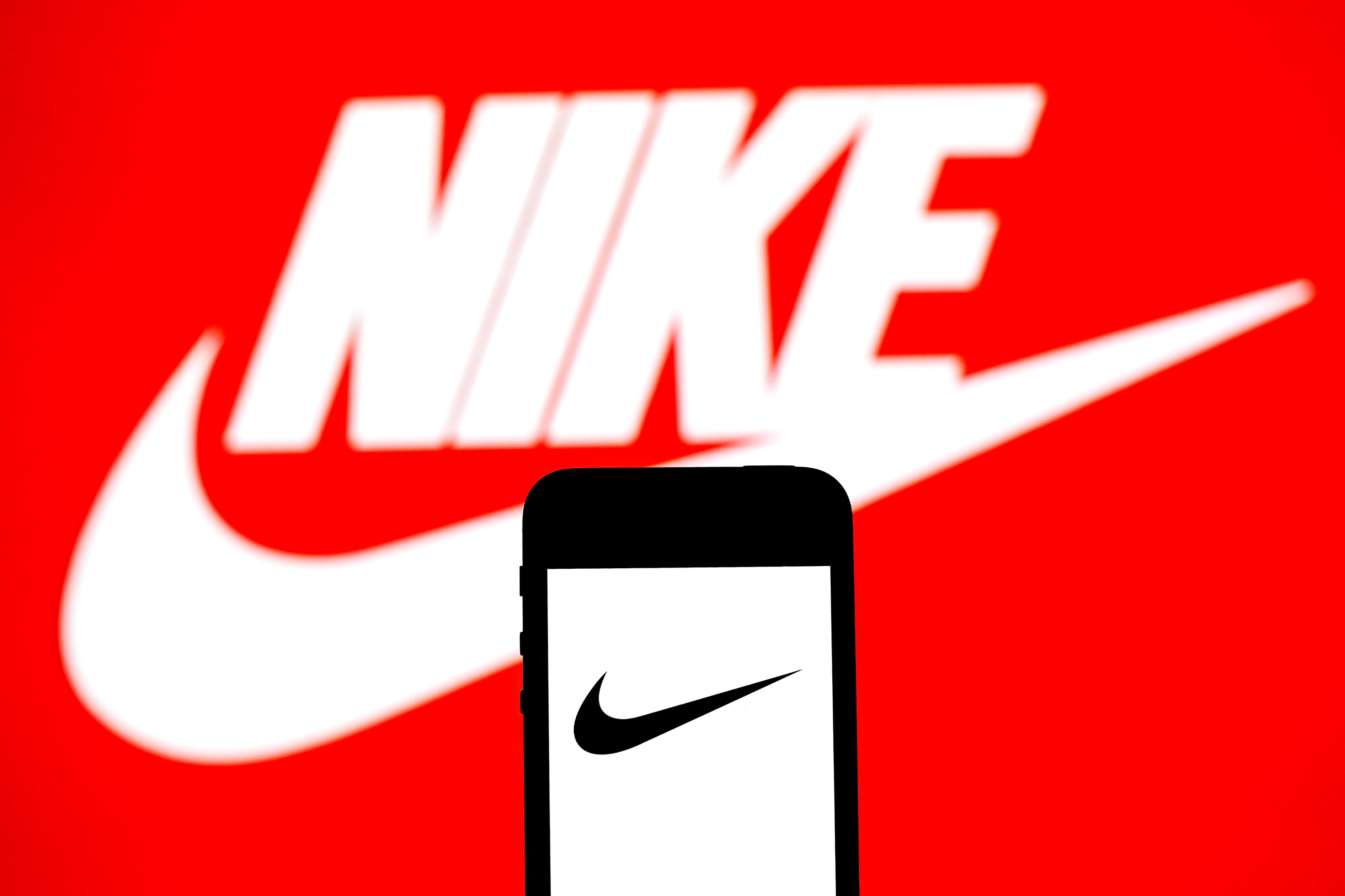 Nike registra queda no lucro e nas vendas, e ações despencam no pós-mercado As vendas caíram para US$ 11,1 bilhões, uma redução de 12% em comparação aos US$ 12,61 bilhões do ano passado (Foto: Thiago Prudencio/SOPA Images/Getty Images)