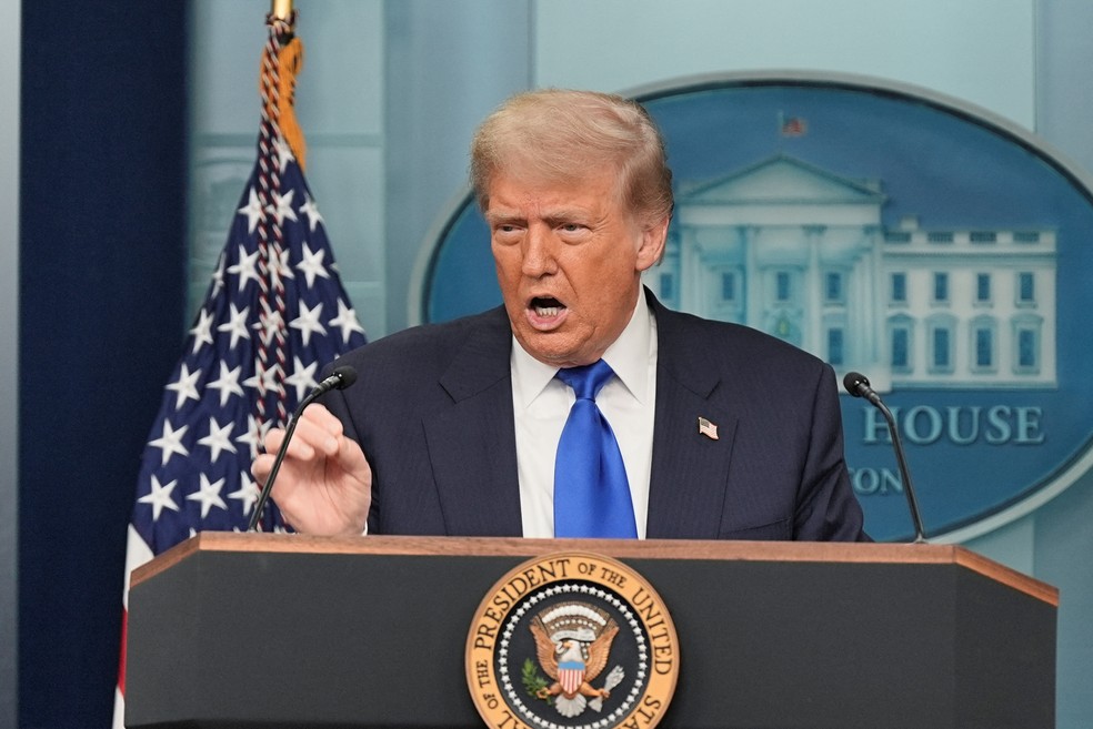 Trump encerra negociações com o Canadá e ameaça aumentar tarifas comerciais Presidente dos EUA, Donald Trump, diz que 'sem dúvida nenhuma' voltaria a atacar o Irã caso o país continue enriquecendo urânio, durante coletiva na Casa Branca em 27 de junho de 2025. (Foto: REUTERS/Ken Cedeno)