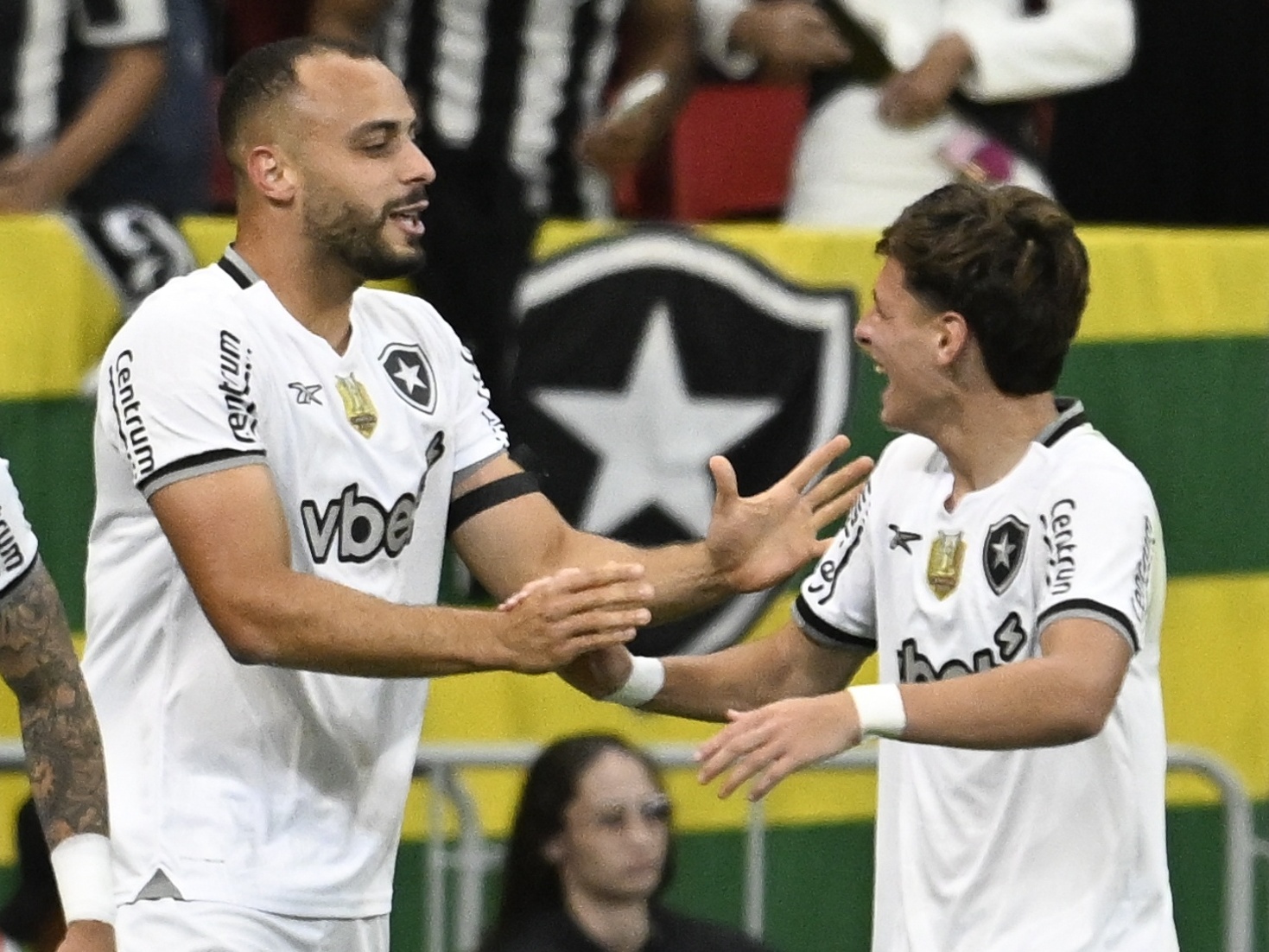 Botafogo supera Vasco e brilha no clássico com estreia do filho de Ancelotti