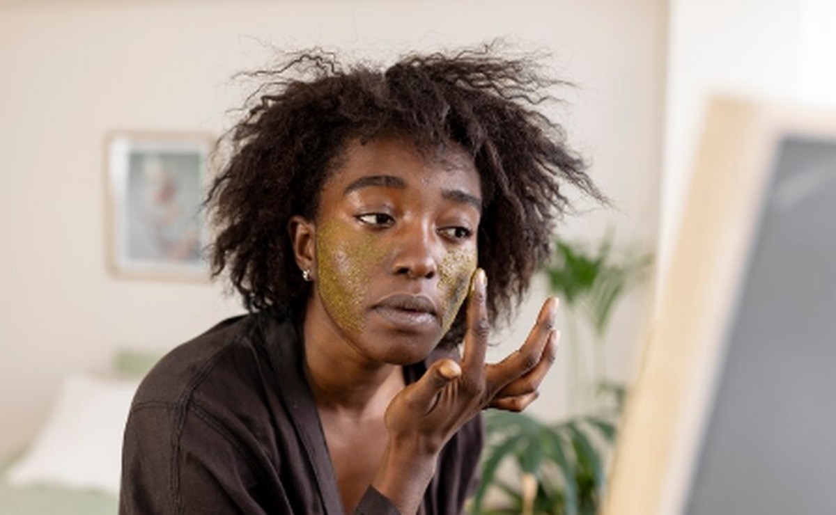 Excesso de skincare pode causar danos à pele, alerta dermatologista sobre burnout cutâneo Excesso de skincare pode levar a resultado oposto ao desejado — Foto: Freepik